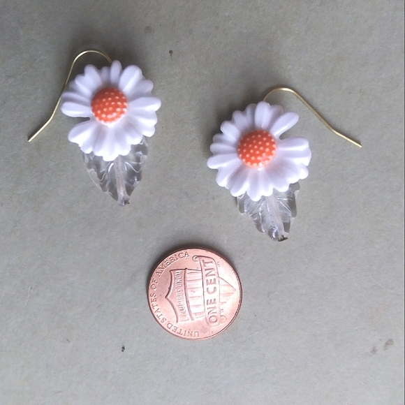 'Fresh As A...' Earrings w/clear leaves - Picture 4 of 5